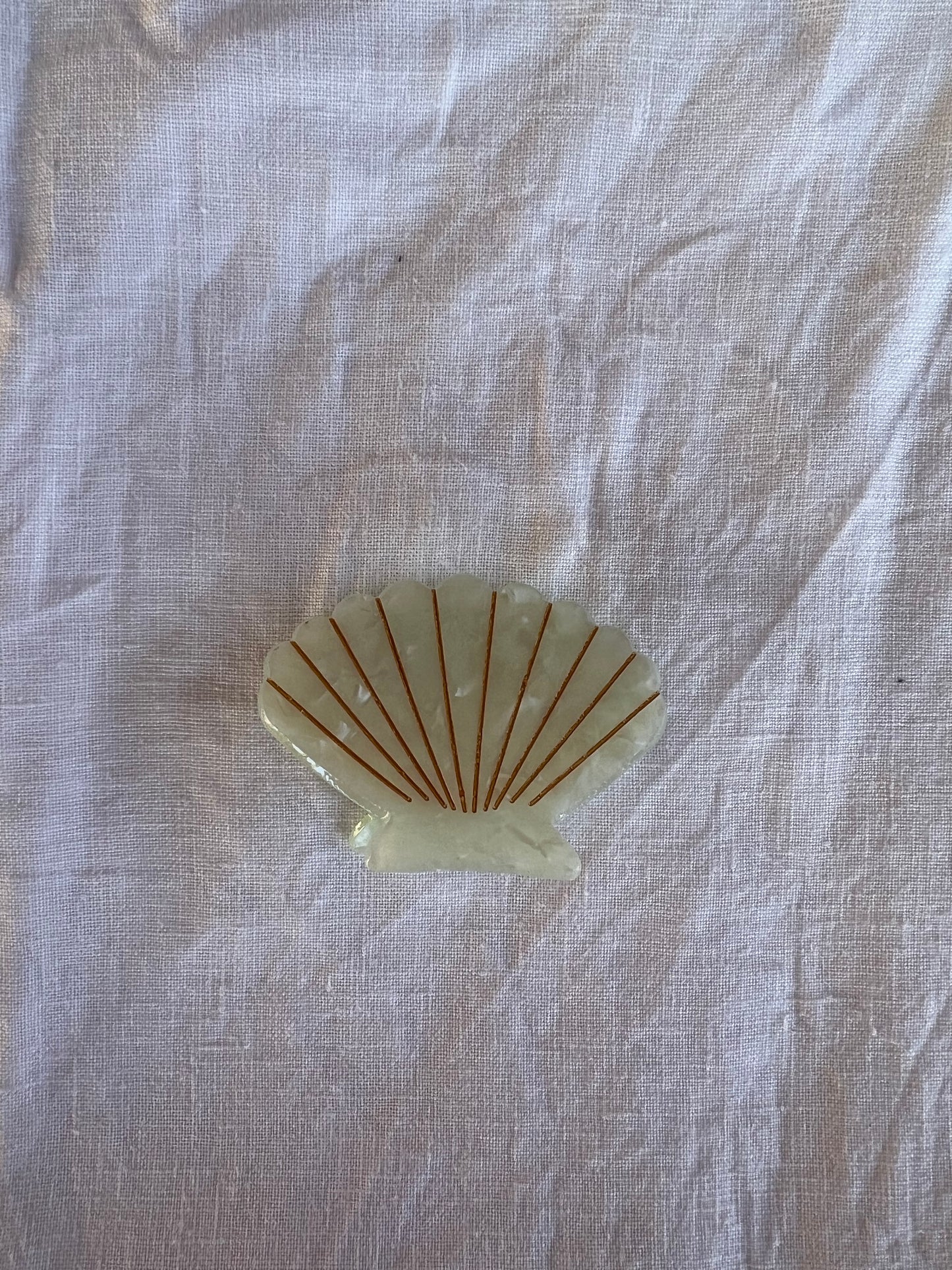 Shell Acetate Midi Hair Claw